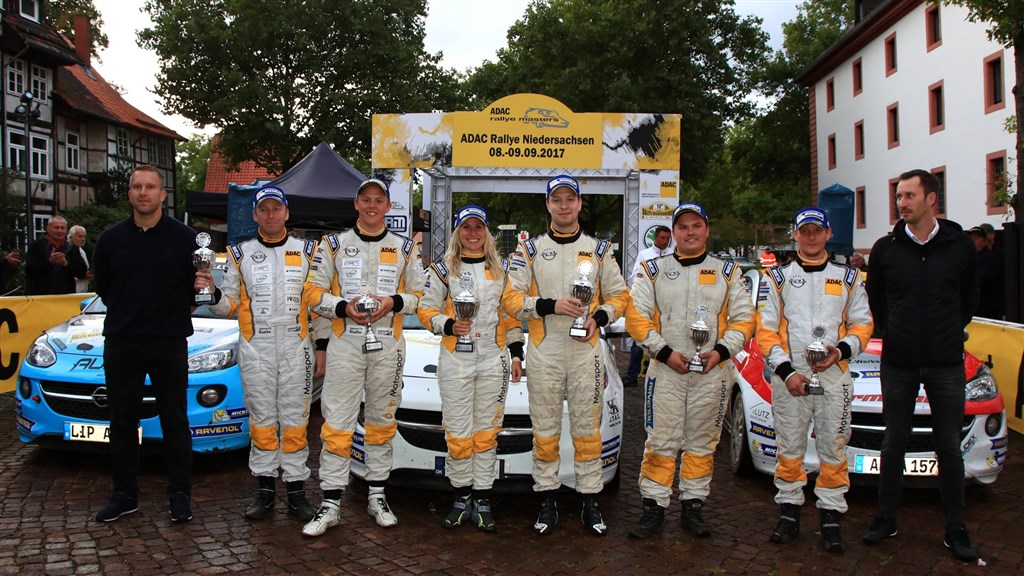 Jacob Madsen og Line Lykke Jensen var i centrum for fejringen i Osterode i Harzen efter at have vundet cupsejren i ADAC Opel Rallye Cup med deres Opel ADAM i Rallye Niedersachsen
(Foto: Opel)